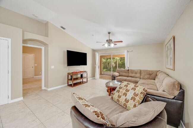 Building Photo - Spacious 3/2 with tranquil setting is waiting for you!