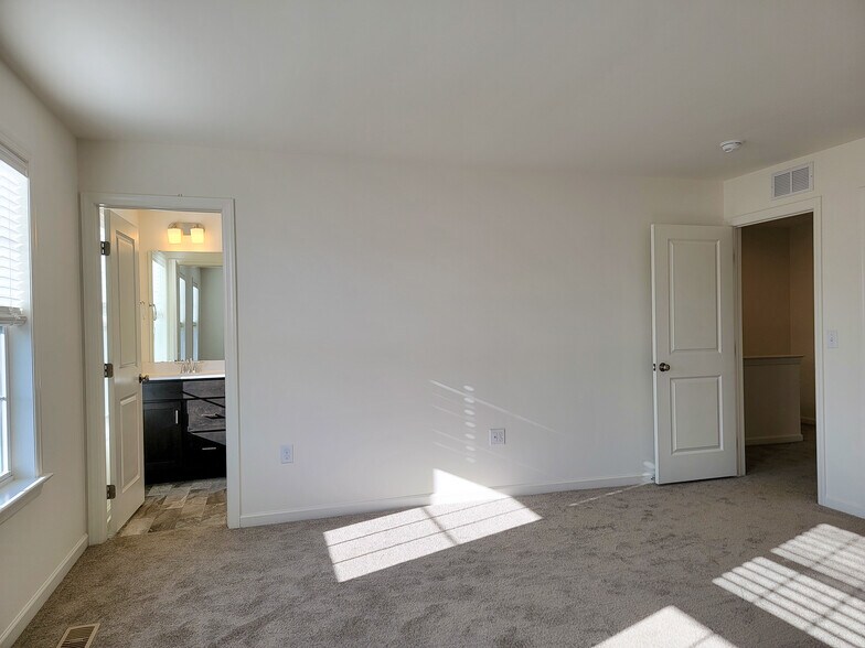 Building Photo - 2459 Spring Water Cir