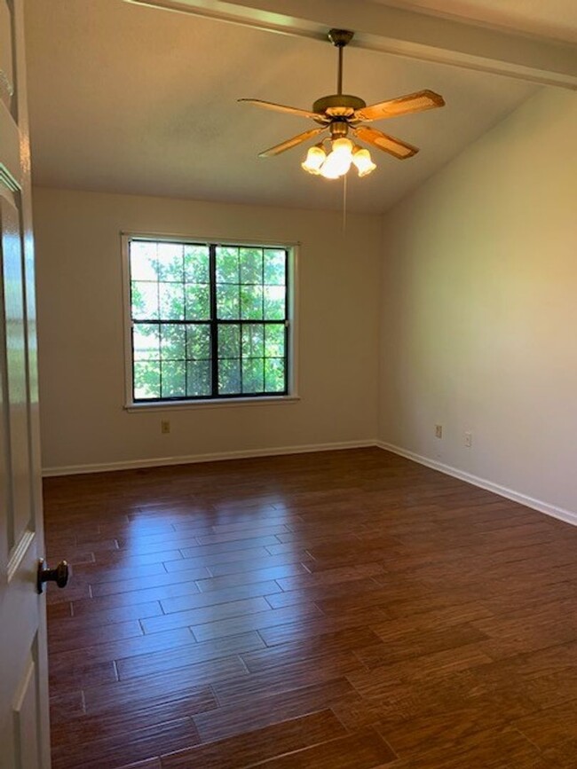 Building Photo - Cozy 3 Bed 2 Bath Available in April! Appl...