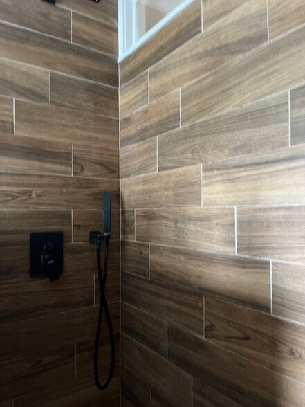Shower - 726 N Bodine St