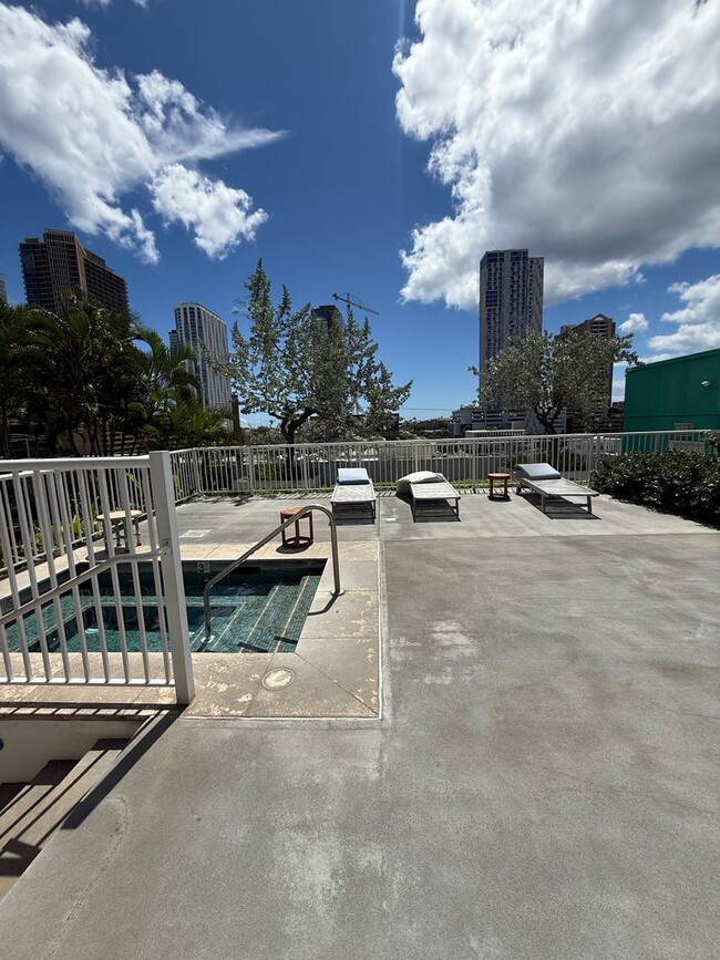 Building Photo - Great Location! 1/1/1 with beautiful mount...