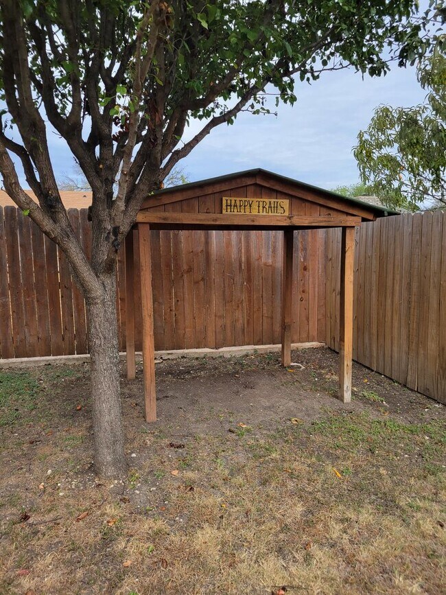 Building Photo - 3bd/2ba house close to major shopping, restaurants, and Ft. Hood!