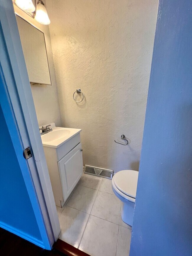 Building Photo - Spacious Home 3 Bedroom w/Fin basement for...