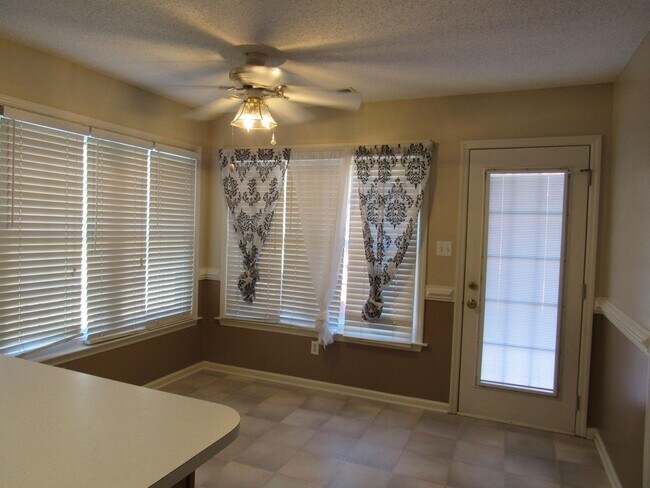 Building Photo - 3 BR 2 BA Hunters Creek