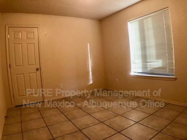 Building Photo - 4905 Kingsway Dr