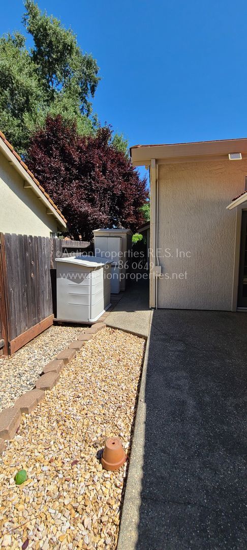 Building Photo - Woodcreek, West Roseville Single Story, , 4 Bed 2 Bath Large yard with Covered Patio and Shed wit...