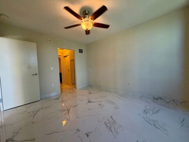 Building Photo - Waihonua: Luxury Low Level 2 Bed, 2 Bath Condo w/ 2 Parking in Kakaako