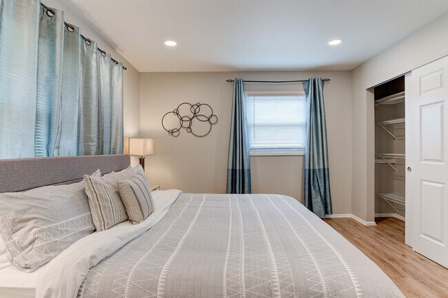 Building Photo - 2421 Saratoga Rd