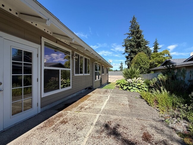 Building Photo - Charming 3 bed + den, 2 bath Federal way Rambler