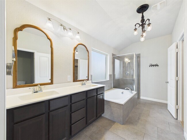 Building Photo - 721 Rim Water Dr