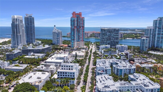 Building Photo - 225 Collins Ave