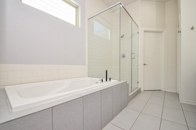 Building Photo - 1310 Delano St