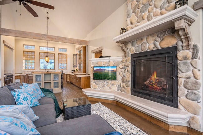 Building Photo - 4955 Hidden Hollow Rd