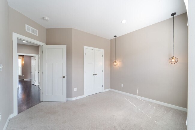 Building Photo - 10225 Hilltop Ascent Dr