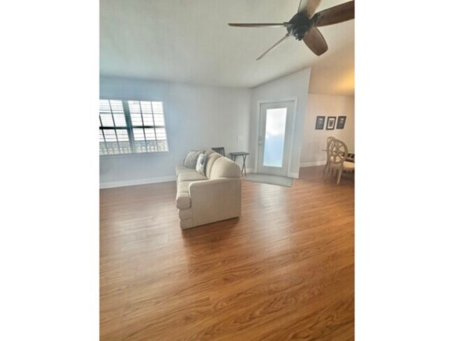 Building Photo - Available Now! 3 Bedroom, 2 Bath. Furnishe...