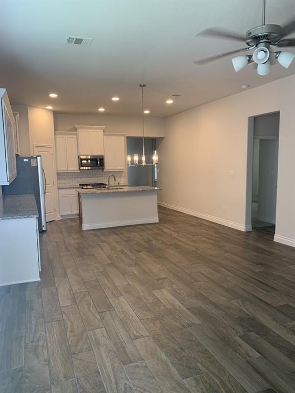 Building Photo - 221 Rosebush Dr