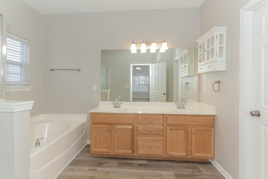 Building Photo - 1020 Breakmaker Ln