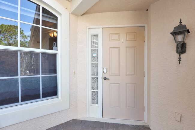 Building Photo - Spacious FURNISHED 3 Bed 2 Bath Condo In P...