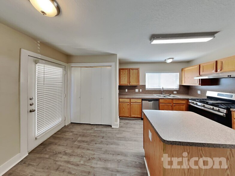 Building Photo - 823 Lightningbug Ln