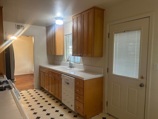 Building Photo - 3 Bedroom 2 Bathroom Home with Yard