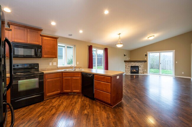 Building Photo - MOVE IN SPECIAL - 3 Bedroom 2 Bath Single ...