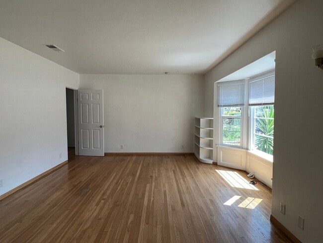 Building Photo - 3 Bedroom Midtown Ventura 1938 Charmer!