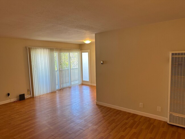 Building Photo - Beautiful remodeled 2 bedroom and 1 bath c...