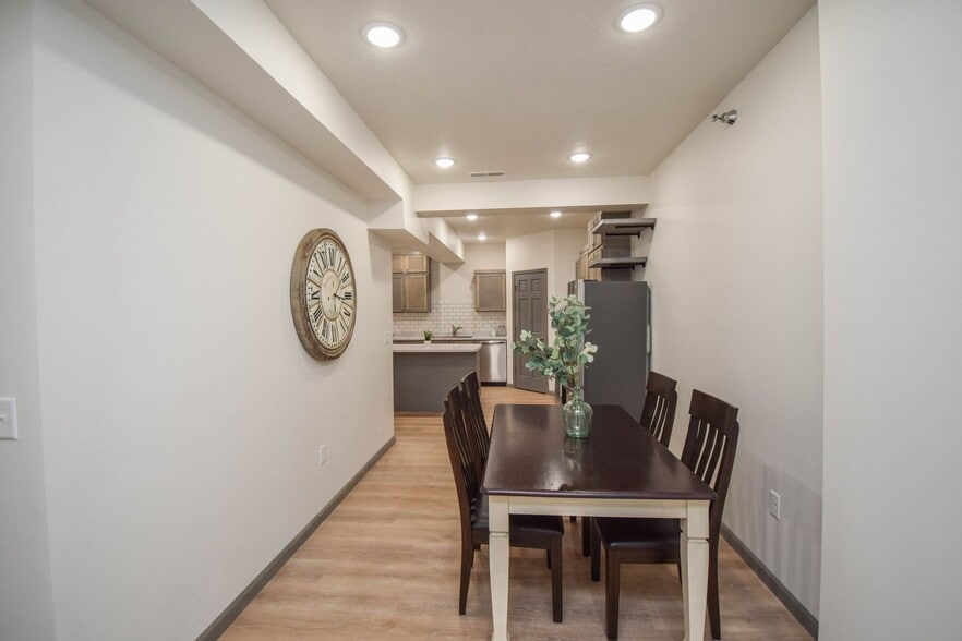 Building Photo - 7446 S Louise Ave