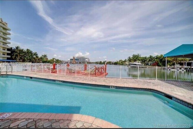 Building Photo - 4740 Pine Tree Dr