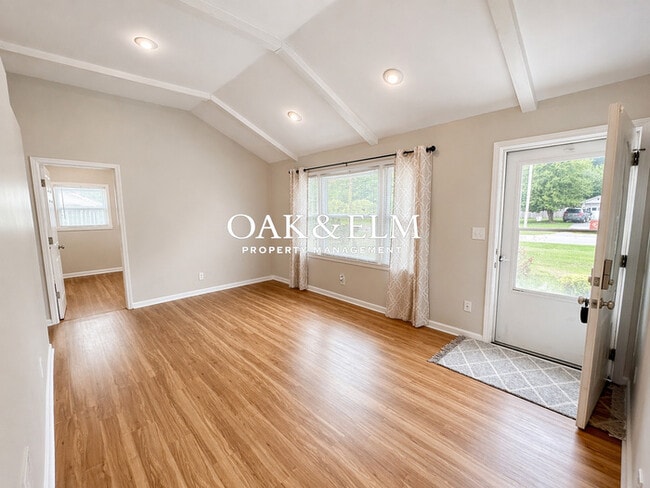 Building Photo - Welcome to this beautifully updated 4 bedrooms, 2 full bath, 1400 Square feet home