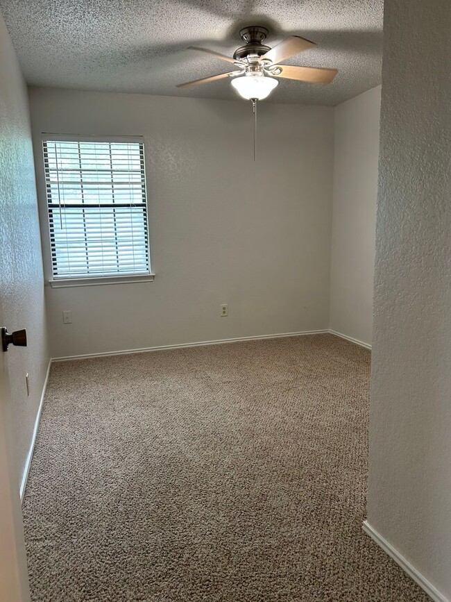 Building Photo - Beautiful 3 Bedroom, 2.5 Bathroom Townhome...