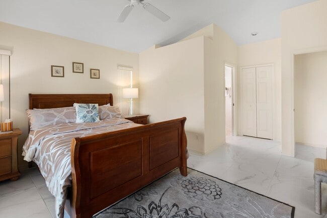 Building Photo - Cute and Cozy Furnished Family home on the Island..Available NOW. Reduced to $3,500/mo