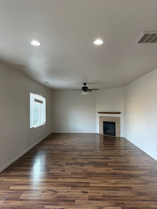 Building Photo - Freshly painted  5 bedroom 3 bath home