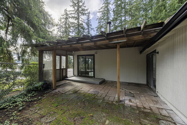 Building Photo - BEAUTIFUL CABIN STYLE HOME ACROSS FROM SIL...