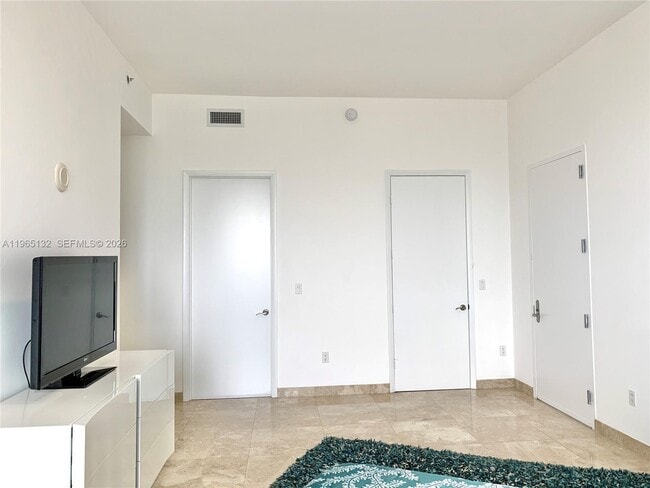 Building Photo - 16001 Collins Ave