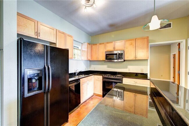 Building Photo - 711 W 26th St