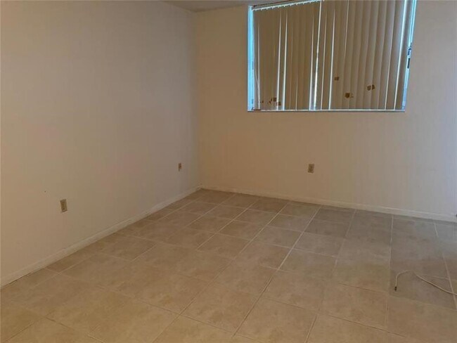 Building Photo - 1820 N Lauderdale Ave