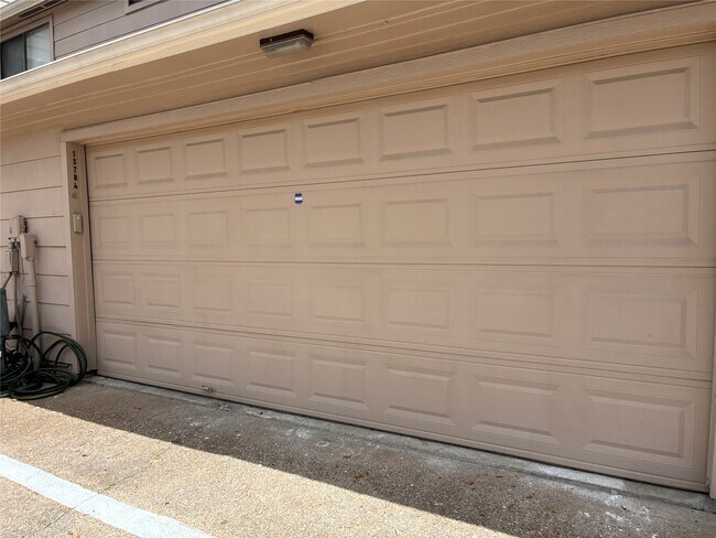 Building Photo - 13784 Hollowgreen Dr