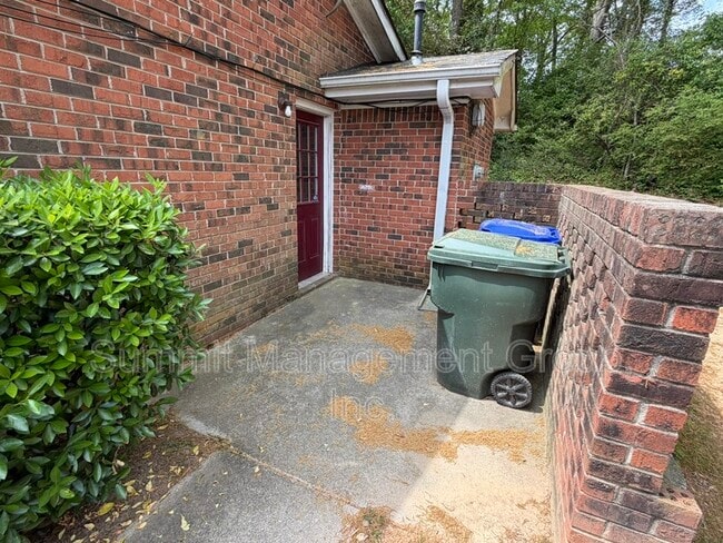 Building Photo - 1035 Eastview Rd NE