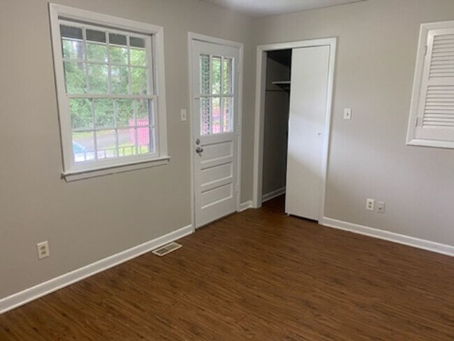 Building Photo - 4112 S Dowfield Dr
