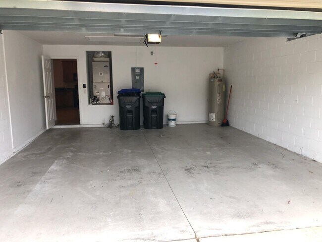 Building Photo - Upscale 3 bedroom 2 bathroom in Gated Comm...