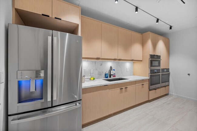 Building Photo - 305 Briny Ave