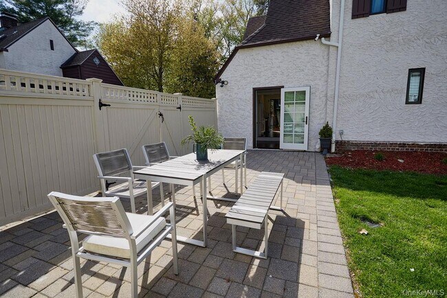 Building Photo - 4 Glenwolde Park