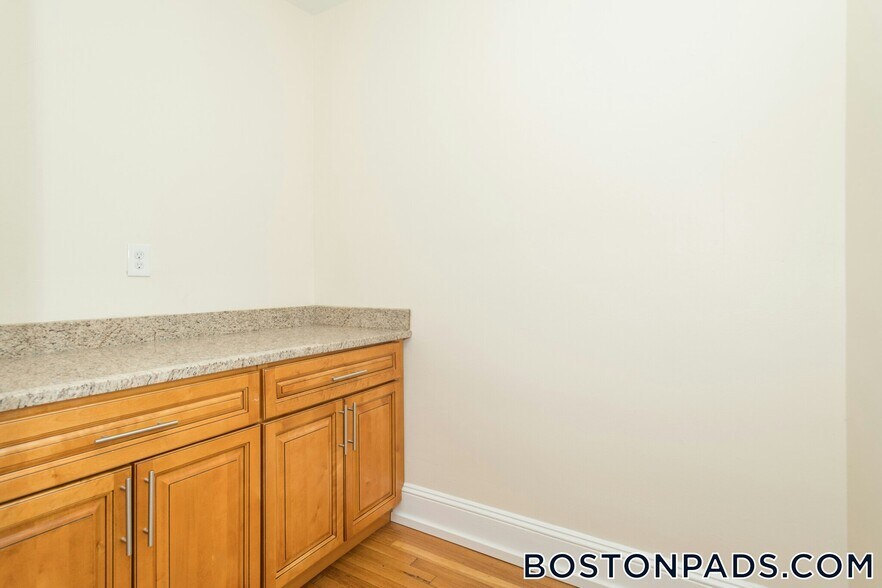 Building Photo - 138 Highland Ave