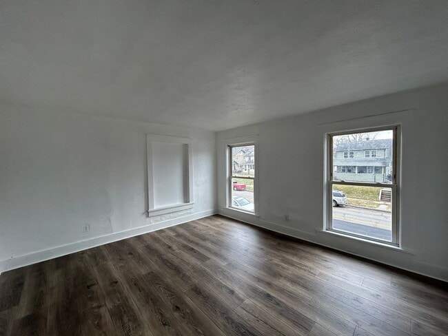 Building Photo - ** Move in Special ** Updated 3-Bedroom, 1-Bathroom Home – $1,100/Month