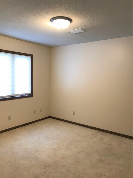 Building Photo - 408 Holly Ln