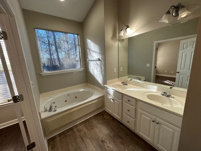 Building Photo - 108 Gardenside Dr