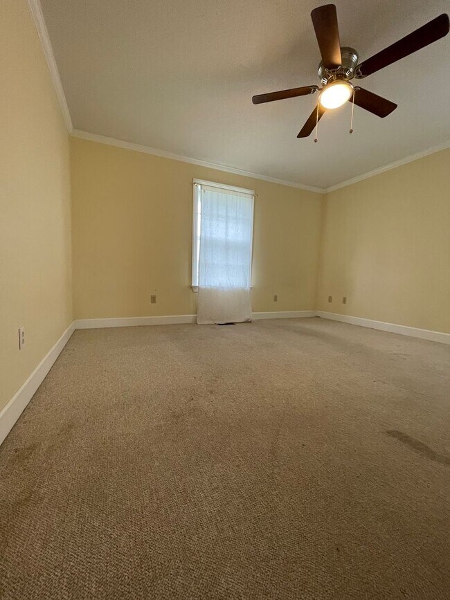 Building Photo - Spacious country home for lease