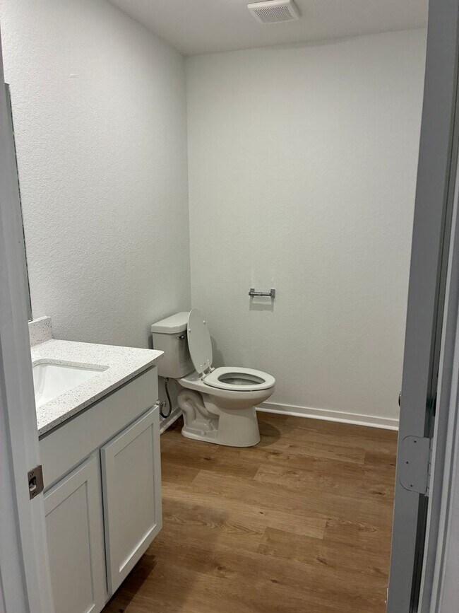 Building Photo - 1406 Manor Ct
