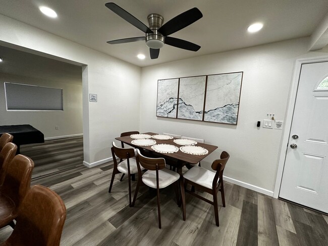 Building Photo - Beautiful Newly Remodeled Furnished Home: ...